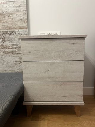 Dormitorio completo: cabecero, mesitas y cuadro