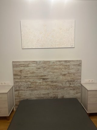 Dormitorio completo: cabecero, mesitas y cuadro