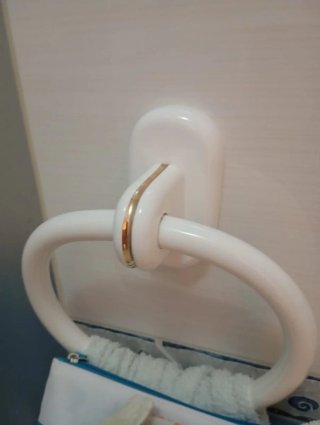 Mueble de baño con lavabo de mármol y accesorios