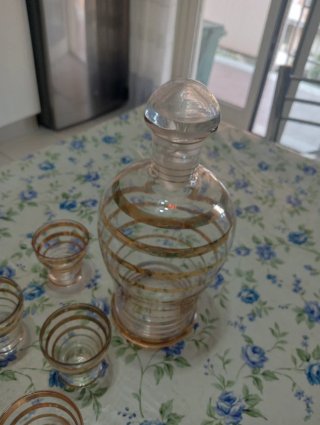 Caraffa e 4 bicchierini con bordi oro