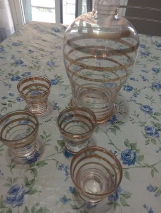 Caraffa e 4 bicchierini con bordi oro