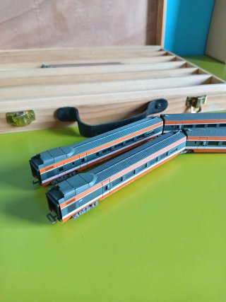 Set treni TGV arancioni in scatola