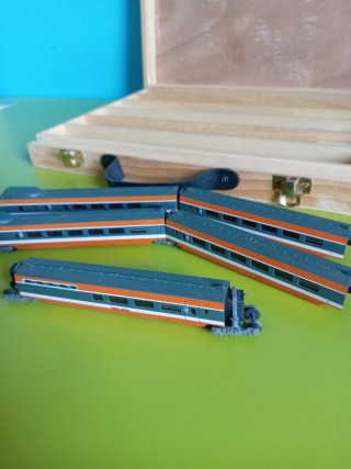 Set treni TGV arancioni in scatola