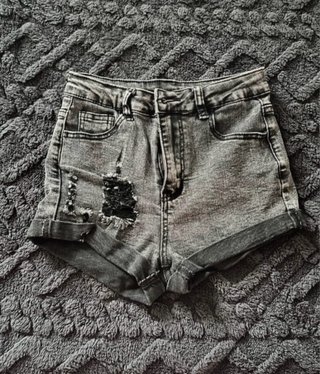 Pantalones cortos vaqueros grises rotos