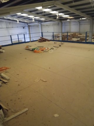 Nave industrial de 1.345 m2 con oficinas