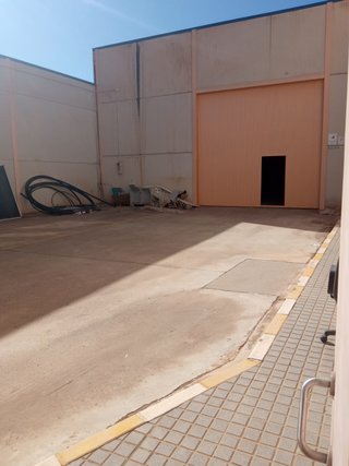 Nave industrial de 1.345 m2 con oficinas