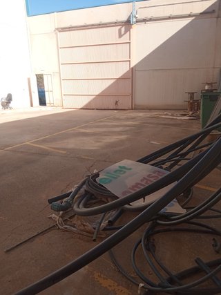 Nave industrial de 1.345 m2 con oficinas