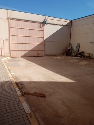 Nave industrial de 1.345 m2 con oficinas
