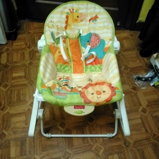 Mecedora para bebé con diseño infantil