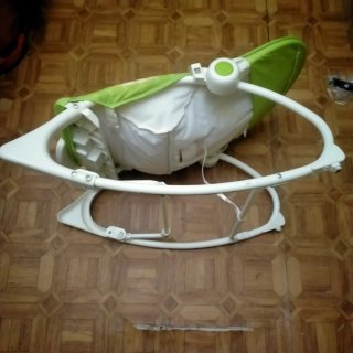 Mecedora para bebé con diseño infantil