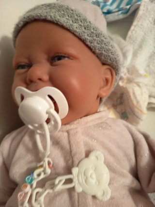 Muñeco bebé con chupete y pijama y complementos