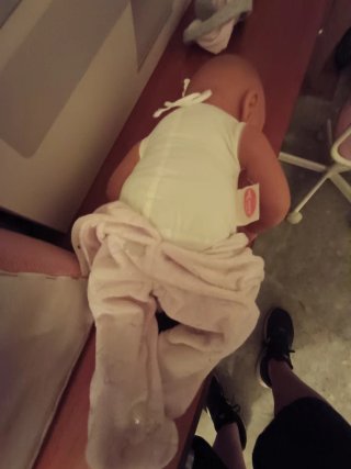 Muñeco bebé con chupete y pijama y complementos