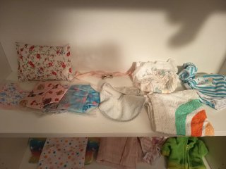 Muñeco bebé con chupete y pijama y complementos