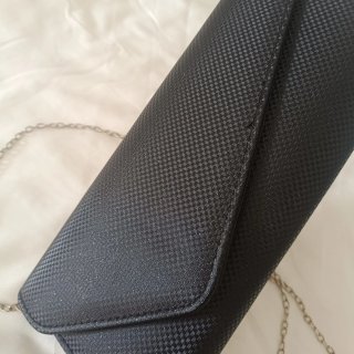 Bolso de mano clutch negro con cadena