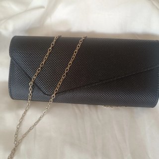Bolso de mano clutch negro con cadena