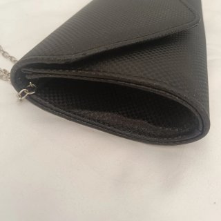 Bolso de mano clutch negro con cadena