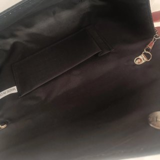 Bolso de mano clutch negro con cadena