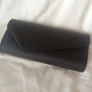 Bolso de mano clutch negro con cadena