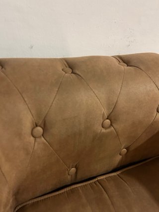 Mesa y 3 sillones Chesterfield de cuero