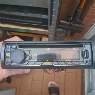 Pantalla de coche con cables y mando