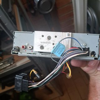 Pantalla de coche con cables y mando