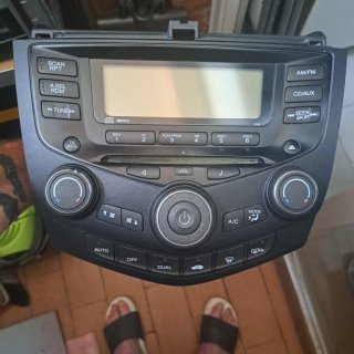 Pantalla de coche con cables y mando