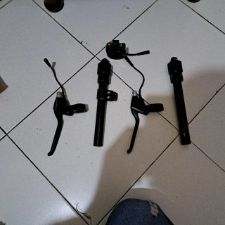 Pantalla de coche con cables y mando