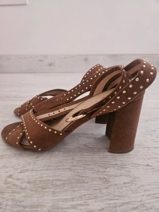 Zapatos de tacón marrones con tachuelas doradas
