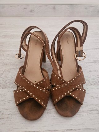 Zapatos de tacón marrones con tachuelas doradas