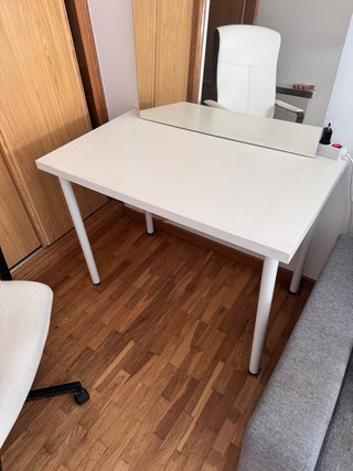 Silla de oficina blanca y negra y mesa blanca.