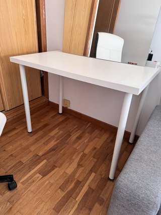 Silla de oficina blanca y negra y mesa blanca.