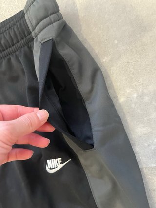 Conjunto deportivo Nike negro y gris
