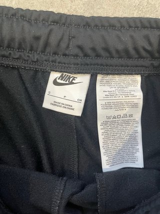 Conjunto deportivo Nike negro y gris