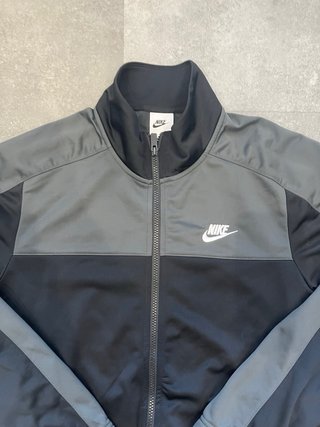 Conjunto deportivo Nike negro y gris