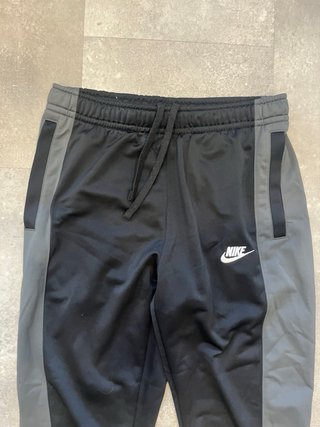Conjunto deportivo Nike negro y gris