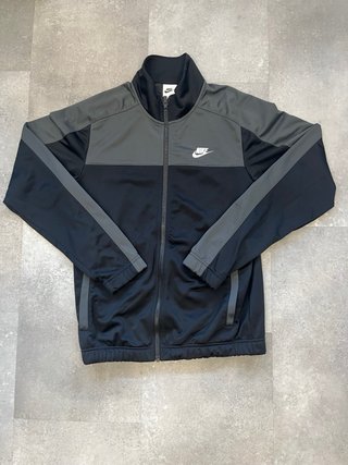 Conjunto deportivo Nike negro y gris