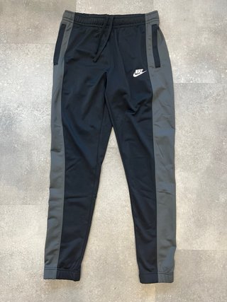 Conjunto deportivo Nike negro y gris
