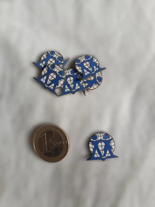 Lote insignias Manos Unidas