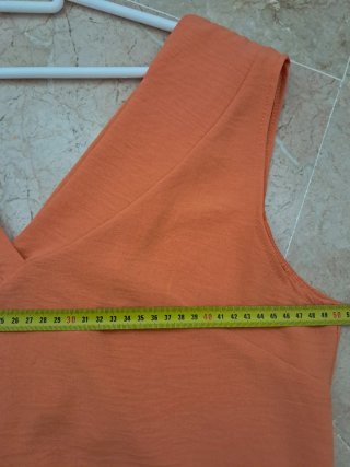 Camisa naranja escote pico sin mangas