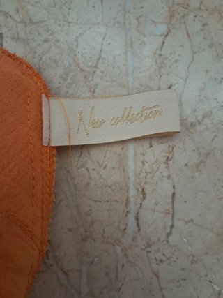 Camisa naranja escote pico sin mangas