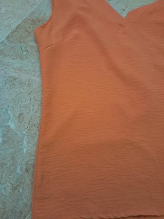 Camisa naranja escote pico sin mangas
