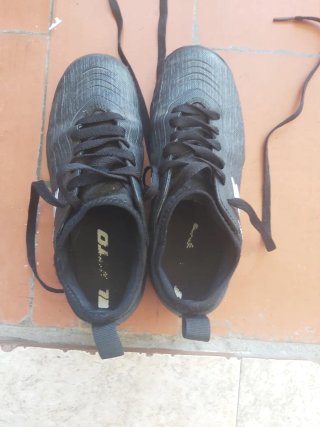 Zapatos de fútbol Lotto negros