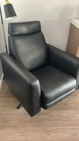 Sillón reclinable de piel negro