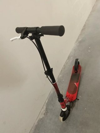 Patín Plegable Rojo con Casco Blanco