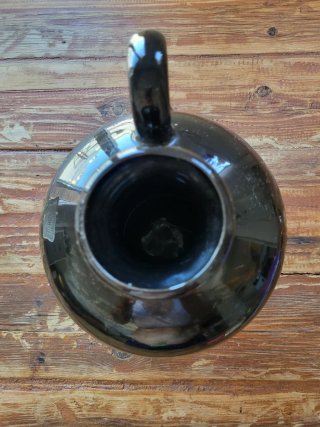 Jarrón de cerámica negro con asa