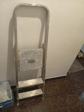 Escalera y cubeta azul