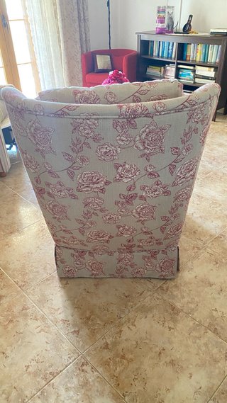Sillón de tela floral beige y rosa