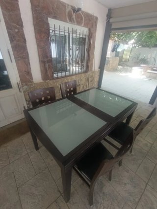 Mesa de comedor de madera y cristal