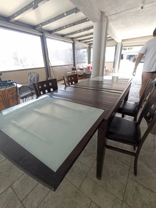 Mesa de comedor de madera y cristal