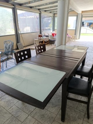 Mesa de comedor de madera y cristal